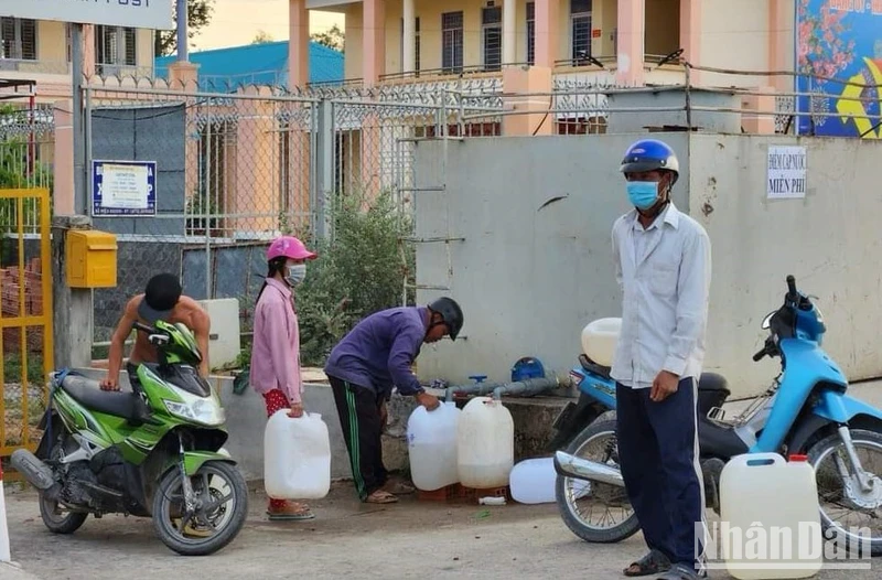 Người dân vùng hạ tranh thủ lấy nước ngọt từ đơn vị cung cấp nước chở bằng xe bồn hỗ trợ về sử dụng qua ngày.