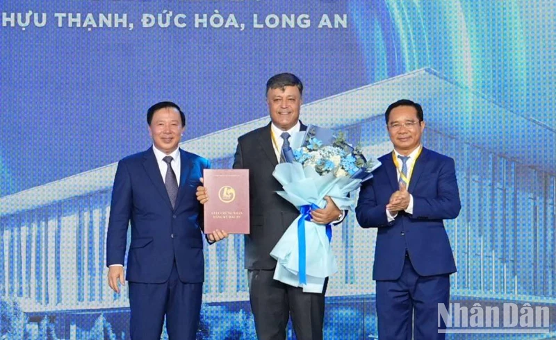 Bí thư Tỉnh ủy Long An Nguyễn Văn Được (phải), Chủ tịch Ủy ban nhân tỉnh Long An (trái) trao chứng nhận đầu tư cho Suntory Pepsico Việt Nam.
