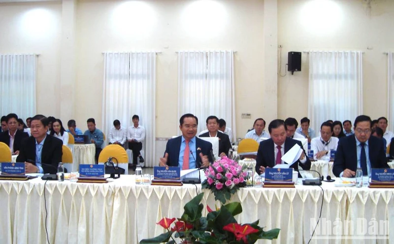 Bí thư Tỉnh ủy Long An (giữa) trao đổi với lãnh đạo Tổng lãnh sự Hàn Quốc tại Thành phố Hồ Chí Minh, Ban lãnh đạo Kocham Long An và doanh nghiệp dự hội nghị. 