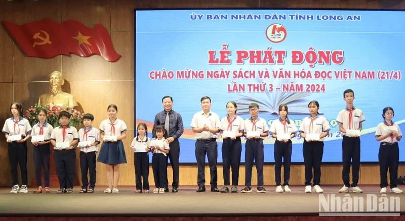 Lãnh đạo tỉnh Long An trao học bổng cho học sinh có hoàn cảnh khó khăn huyện Cần Đước, Long An.