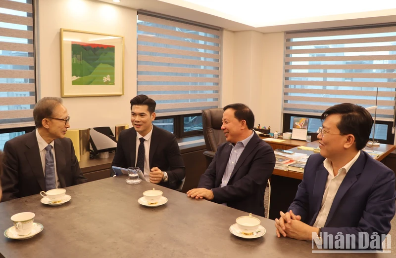 Lãnh đạo tỉnh Long An thăm và làm việc với Cựu Tổng thống Lee Myung Bak.
