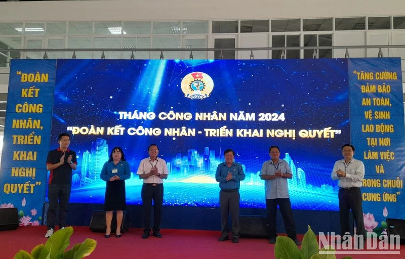 Lãnh đạo Liên đoàn Lao động Long An, Công đoàn các Khu công nghiệp, doanh nghiệp và các Sở, ngành thực hiện nghi thức phát động Tháng Công nhân 2024.