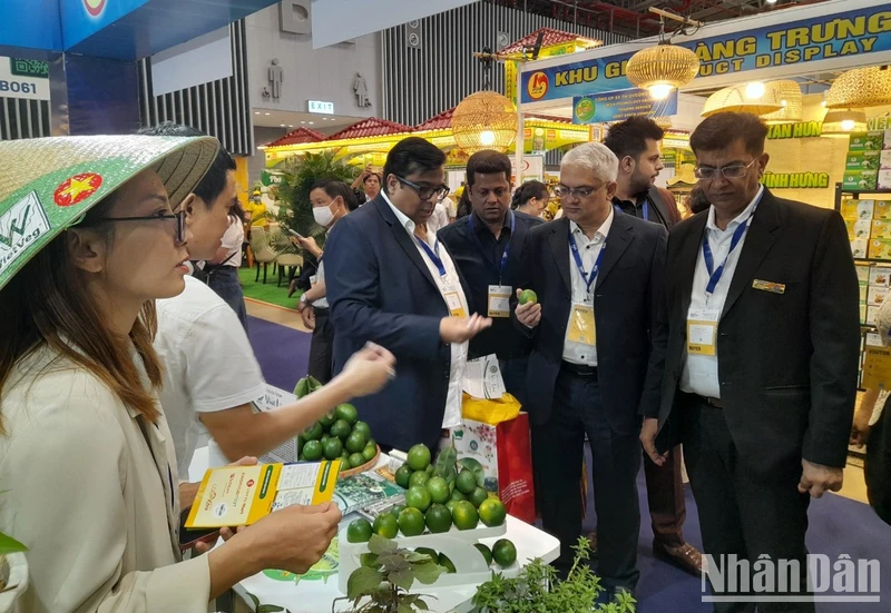 Đại biểu Ấn Độ tham quan và tiềm hiểu sản phẩm chanh không hạt của Long An. 