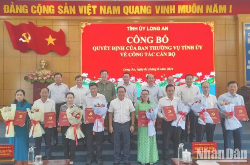 Bí thư Tỉnh ủy Long An Nguyễn Văn Được trao các quyết định cho các cán bộ. 