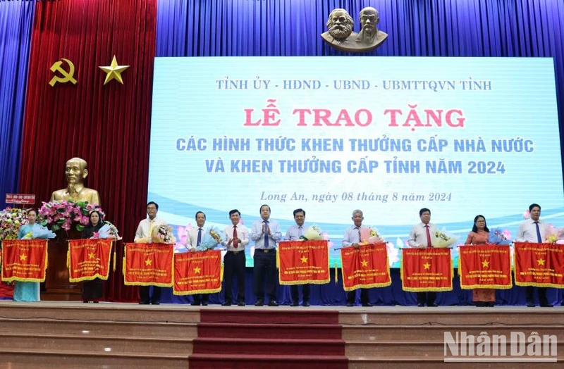 Lãnh đạo tỉnh Long An thừa ủy quyền của Thủ tướng Chính phủ trao Cờ Thi đua của Thủ tướng cho các tập thể. 