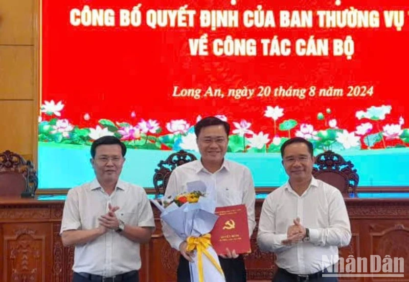 Lãnh đạo Tỉnh ủy Long An trao Quyết định cho cho đồng chí Nguyễn Thanh Nguyên. 