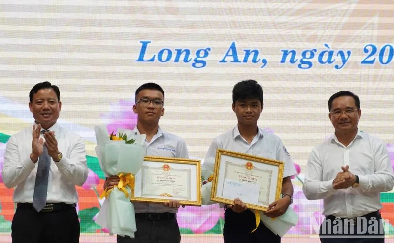 Lãnh đạo tỉnh Long An trao Bằng khen cho 2 học sinh đoạt giải Nhì Cuộc thi Khoa học Kỹ thuật cấp quốc gia.