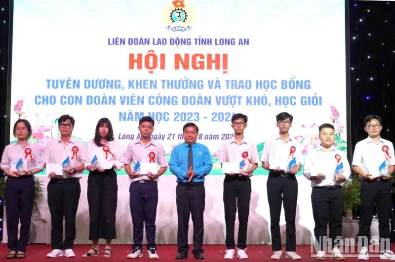 Lãnh đạo Liên đoàn Lao động tỉnh Long An trao thưởng cho học sinh đạt giải cấp quốc gia.