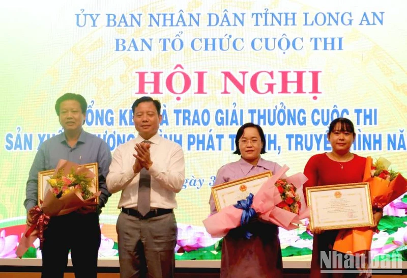 Lãnh đạo tỉnh Long An trao giải Nhất, Nhì và Ba cho các đơn vị đạt giải. 