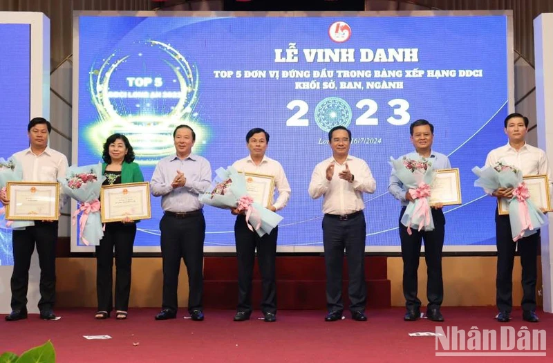 Vinh danh các đơn vị thực hiện có hiệu quả nhiều giải pháp để cải thiện và giữ vững 3 chỉ số (PCI, PGI, PAR Index) trên địa bàn tỉnh Long An.