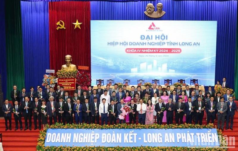 Lãnh đạo tỉnh Long An tặng hoa chúc mừng Ban Chấp hành nhiệm kỳ 2024 - 2029 ra mắt Đại hội. 