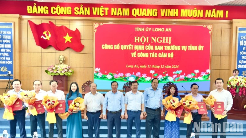 Lãnh đạo Tỉnh ủy và Ủy ban nhân dân tỉnh Long An trao các quyết định cho 7 cán bộ được điều động và bổ nhiệm. 