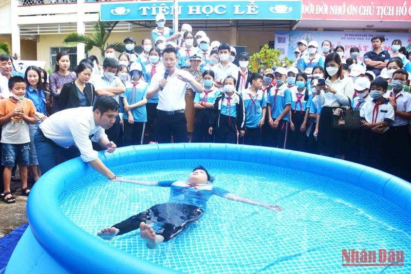 Một lớp dạy bơi miễn phí của Câu lạc bộ Vì đàn em thân yêu huyện Cư M’gar tại xã Quảng Hiệp.