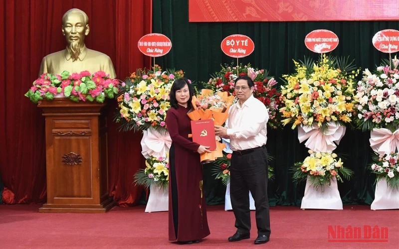 Thủ tướng Phạm Minh Chính trao quyết định Quyền Bộ trưởng Y tế cho đồng chí Đào Hồng Lan. (Ảnh: TRẦN HẢI)