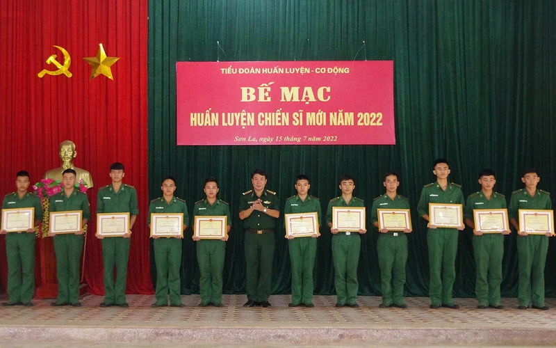 Đồng chí Đại tá Nguyễn Văn Hưng, Phó Chỉ huy trưởng, Tham mưu trưởng trao giấy khen cho các tân binh đã hoàn thành xuất sắc khóa huấn luyện năm 2022.