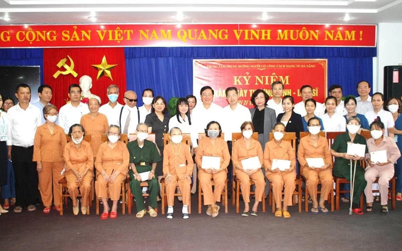 Phó Thủ tướng Phạm Bình Minh tặng quà người có công đang được phụng dưỡng tại Trung tâm Phụng dưỡng người có công cách mạng thành phố Đà Nẵng.