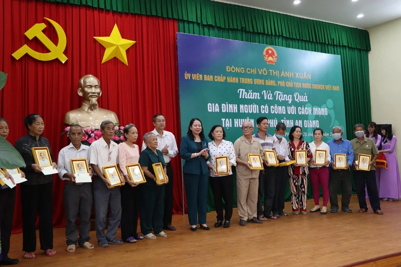 Phó Chủ tịch nước Võ Thị Ánh Xuân tặng quà cho các gia đình người có công với cách mạng.