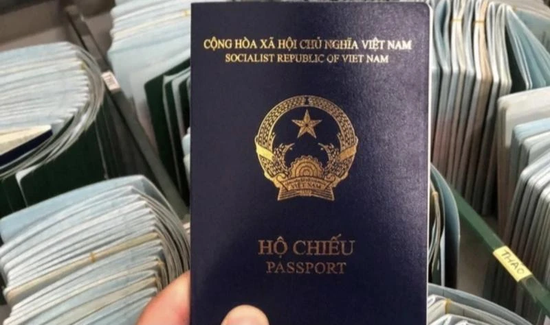 Hộ chiếu phổ thông mẫu mới của Việt Nam. (Ảnh minh họa)