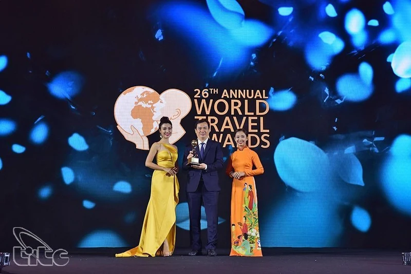 Tổng cục trưởng Tổng cục Du lịch Nguyễn Trùng Khánh thay mặt ngành Du lịch Việt Nam nhận giải thưởng Điểm đến hàng đầu châu Á 2019 do World Travel Awards trao tặng tại Phú Quốc. (Ảnh: TCDL) 