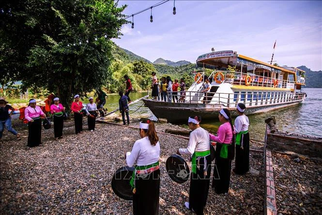 Tàu du lịch đưa du khách ghé thăm và trải nghiệm tại xóm Ké, xã Hiền Lương, huyện Đà Bắc, tỉnh Hòa Bình. (Ảnh: TTXVN)