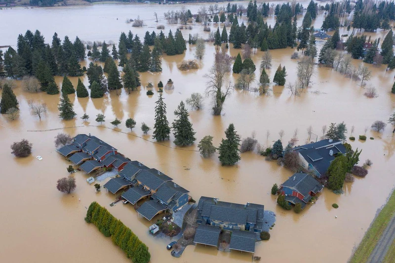 Một khu dân cư bị bao phủ trong nước lũ sau trận mưa lớn ở Chehalis, Washington, Mỹ, hôm 7/1/2022. (Ảnh: REUTERS)
