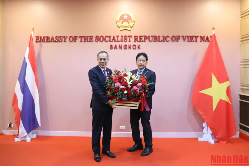Đại sứ Lào tại Thái Lan Khamphan Anlavan trao lẵng hoa chúc mừng Quốc khánh Việt Nam.
