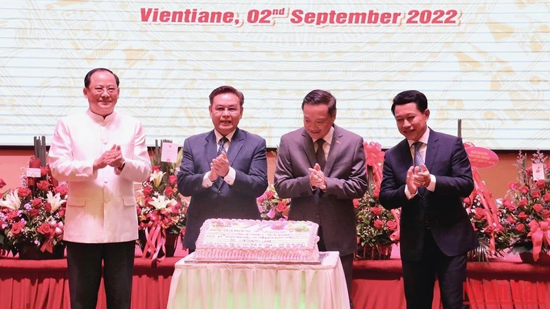 Chủ tịch Quốc hội Lào Saysomphone Phomvihane, các Phó Thủ tướng Chính phủ Lào: Sonexay Siphandone; Saleumxay Kommasith, Bộ trưởng Ngoại giao Lào và Đại sứ Nguyễn Bá Hùng.