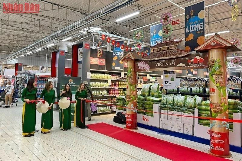 Lễ ra mắt sản phẩm gạo mang thương hiệu “Cơm Việt Nam” tại đại siêu thị E.Leclerc Viry Chatillon, ngoại ô thành phố Paris. (Ảnh: MINH DUY)