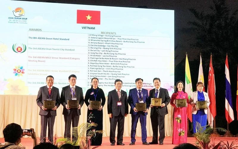 Thứ trưởng Văn hóa, Thể thao và Du lịch Đoàn Văn Việt cùng đại diện các địa phương, đơn vị Việt Nam nhận Giải thưởng Du lịch ASEAN 2022. (Ảnh: Tổng cục Du lịch) 