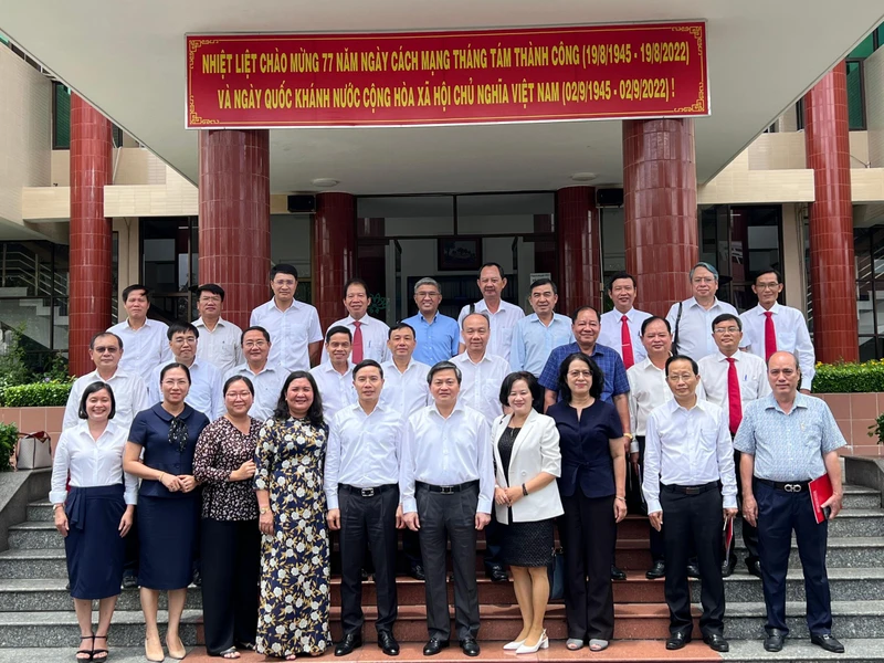 Đoàn công tác Ngân hàng Nông nghiệp và Phát triển nông thôn Việt Nam làm việc tại tỉnh Bến Tre.