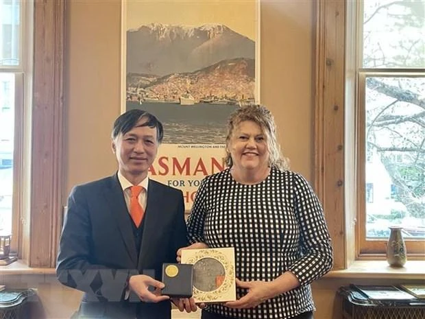 Đại sứ Nguyễn Tất Thành và bà Anna Reynolds, Thị trưởng thành phố Horbart, thủ phủ bang Tasmania. (Ảnh: TTXVN) 