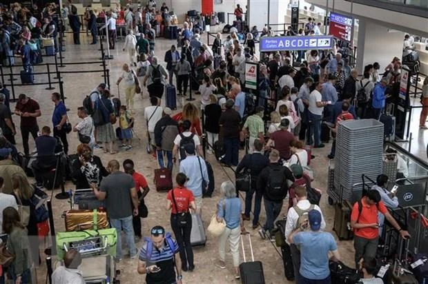 Hành khách tại sân bay Geneva, Thụy Sĩ, ngày 15/6. (Ảnh: AFP/ TTXVN) 
