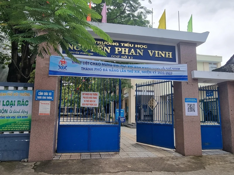 Hiện cô giáo chủ nhiệm lớp 1/2 Trường Tiểu học Nguyễn Phan Vinh đã tạm thời cho nghỉ dạy, trường bố trí giáo viên dạy thay. (Ảnh: ANH ĐÀO)