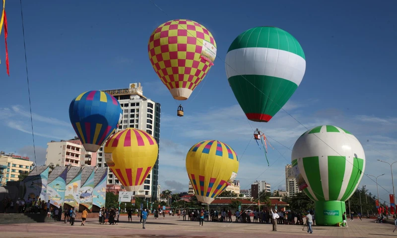Lễ hội Khinh khí cầu ở Cửa Lò đã thu hút đông đảo du khách.