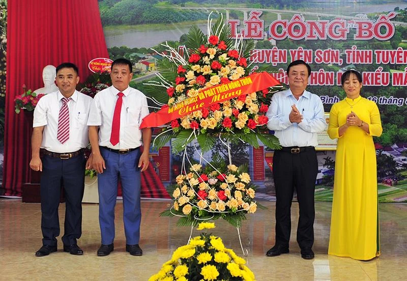 Đồng chí Lê Minh Hoan, Bộ trưởng Nông nghiệp và Phát triển nông thôn tặng hoa chúc mừng xã Thái Bình, huyện Yên Sơn. Đây là xã đầu tiên trên địa bàn tỉnh Tuyên Quang đạt chuẩn NTM kiểu mẫu.