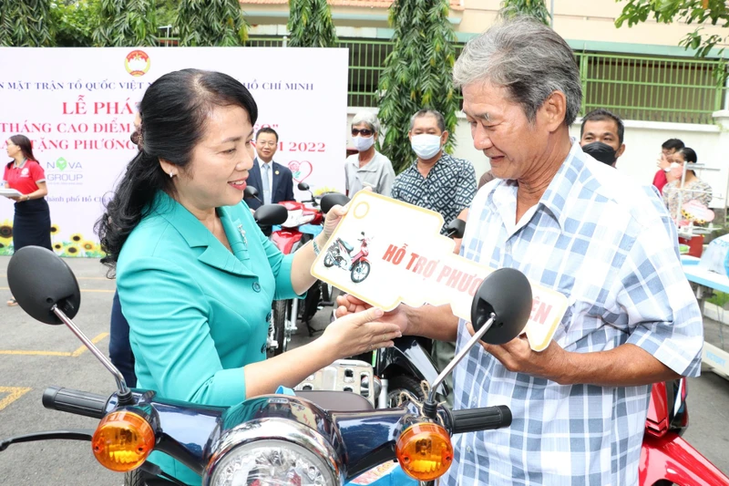 Lãnh đạo Ủy ban Mặt trận Tổ quốc Thành phố Hồ Chí Minh trao tặng phương tiện sinh kế cho người dân có hoàn cảnh khó khăn. 