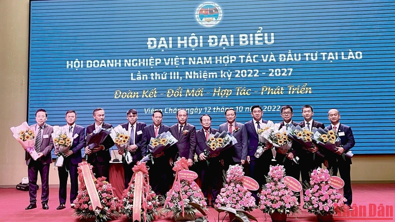 Đại sứ Nguyễn Bá Hùng và Thứ trưởng Công thương Lào tặng hoa chúc mừng Ban Chấp hành Hội Doanh nghiệp Việt Nam tại Lào khóa III, nhiệm kỳ 2022-2027. (Ảnh: Quốc Dũng)