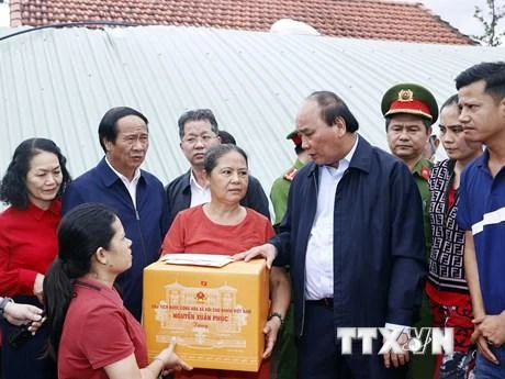 [Ảnh] Chủ tịch nước kiểm tra công tác khắc phục thiệt hại mưa bão ở Đà Nẵng 