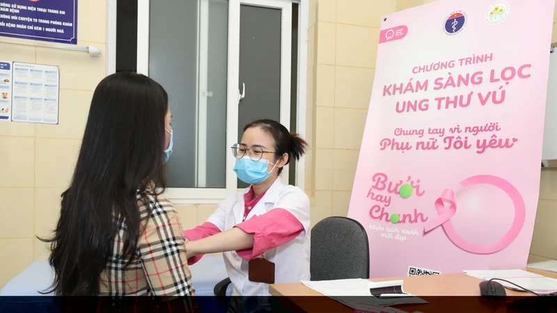 Khám sàng lọc ung thư vú cho chị em phụ nữ tại Bệnh viện K.