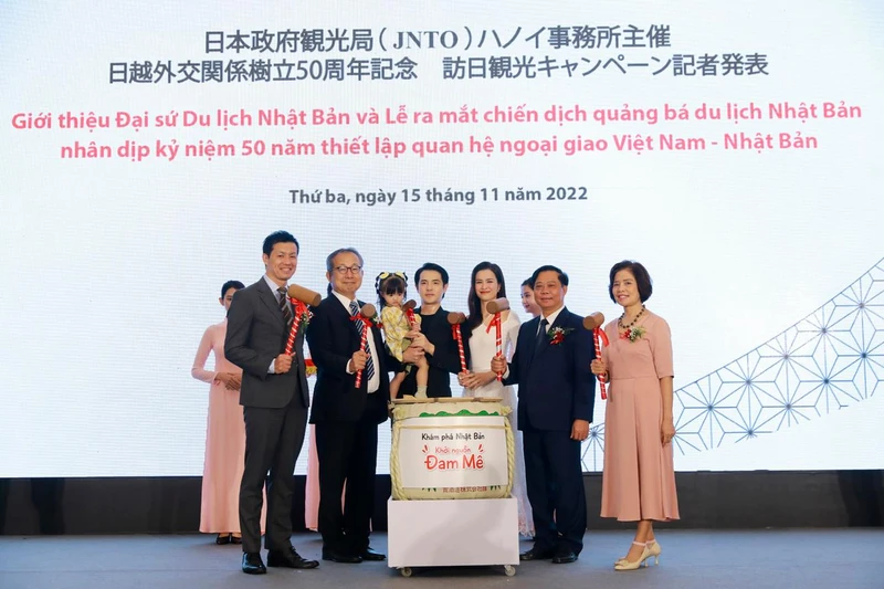Các đại biểu Nhật Bản, Việt Nam cùng Đại sứ du lịch Nhật Bản thực hiện nghi thức phát động chiến dịch "Khám phá Nhật Bản, khởi nguồn đam mê". (Ảnh: JNTO)