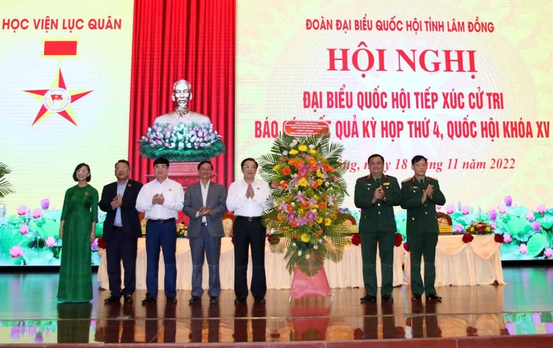 Đồng chí Phan Đình Trạc cùng các đại biểu Quốc hội tỉnh và lãnh đạo tỉnh Lâm Đồng tặng hoa chúc mừng Học viện Lục quân nhân kỷ niệm 40 năm Ngày Nhà giáo Việt Nam.