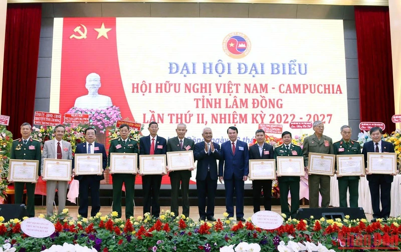 Các tập thể và cá nhân có thành tích xuất sắc được Trung ương Hội Hữu nghị Việt Nam-Campuchia tặng bằng khen.