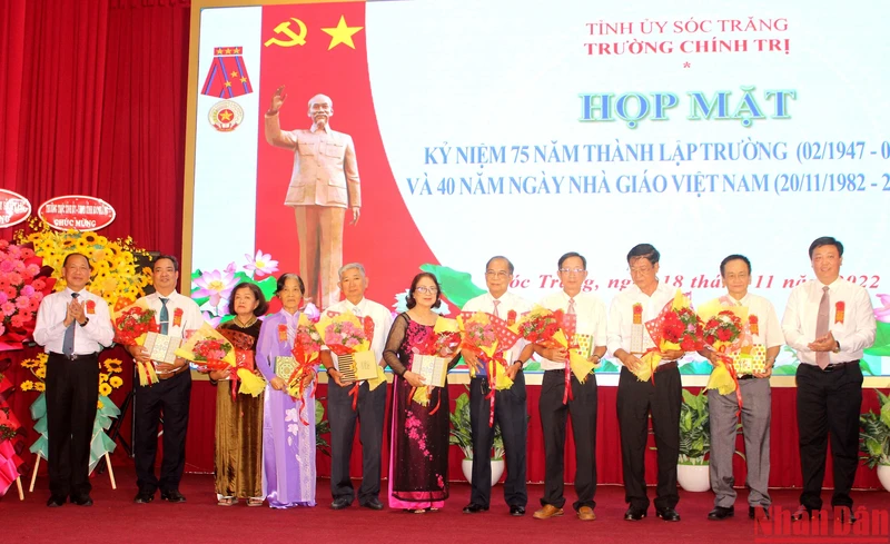 Tặng hoa cho nguyên lãnh đạo các thời kỳ của Trường Chính trị tỉnh: 