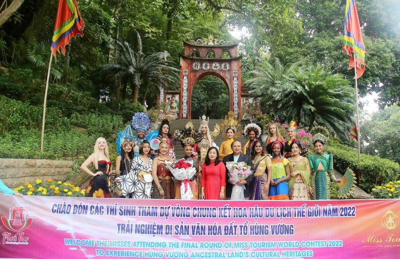 Các thí sinh dự thi hoa hậu thế giới dâng hương và trải nghiệm tại Đền Hùng.