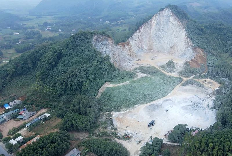 Khu vực khai thác đá vôi xóm Đèo tại xã Thượng Ấm, huyện Sơn Dương của Công ty TNHH Xây dựng và Vận tải Hoàng Sơn 