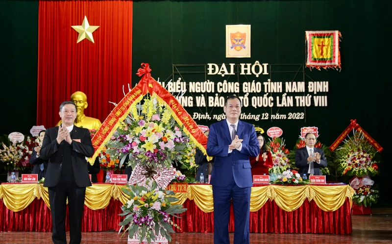 Đồng chí Lê Quốc Chỉnh, Phó Bí thư Thường trực Tỉnh ủy Nam Định tặng lẵng hoa tươi thắm chúc mừng Đại hội.