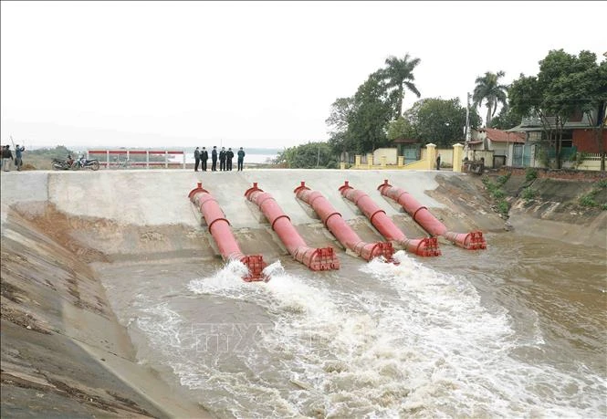 Lấy nước đổ ải tại Trạm bơm Thanh Điềm, xã Thanh Điềm, huyện Mê Linh (Hà Nội). (Ảnh minh họa: TTXVN) 