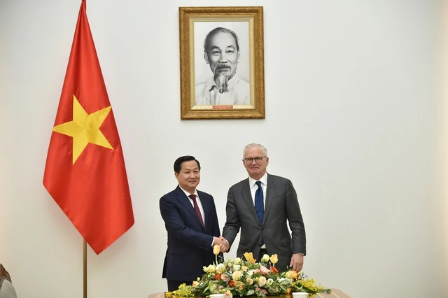 Phó Thủ tướng Lê Minh Khái tiếp ông John Neuffer, CEO Hiệp hội Công nghiệp bán dẫn Hoa Kỳ. (Ảnh: VGP) 