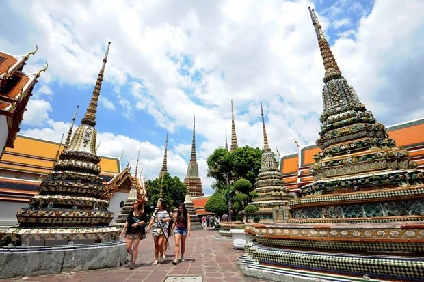 Khách du lịch nước ngoài tham quan Bangkok (Thái Lan) (Ảnh minh họa: AFP/TTXVN)