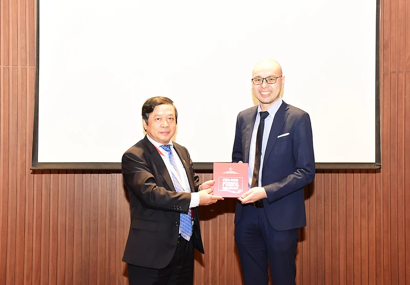 Thứ trưởng Đoàn Văn Việt tặng quà kỷ niệm đại diện Công ty Traveloka (Ảnh: Tổng cục Du lịch) 
